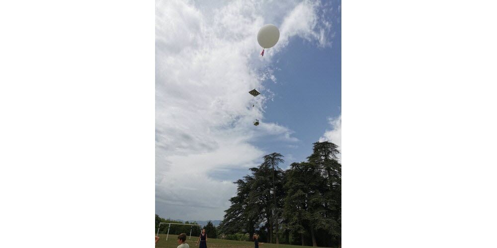 Un ballon sonde lancé dans le parc du collège Fromente par les élèves de 6e